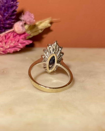 Bague Marguerite Saphir 1.40 Carat &amp; 12 Diamants &quot;Arabella&quot; - Elliade Paris