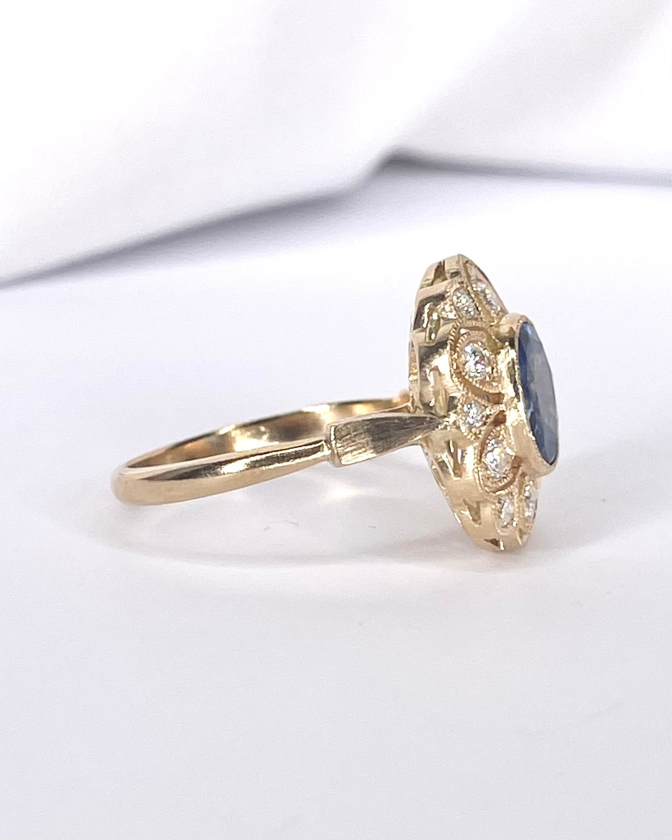 Bague Marguerite Saphir 1.40 carat &amp; Diamants 0.30 carat "Line" - Elliade Paris