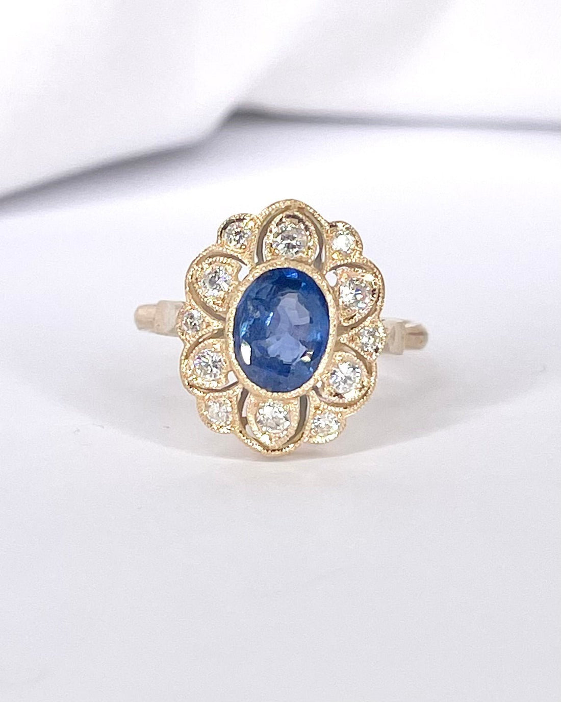 Bague Marguerite Saphir 1.40 carat &amp; Diamants 0.30 carat "Line" - Elliade Paris