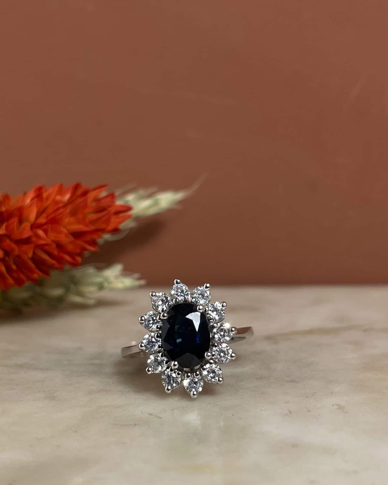 Bague Marguerite Saphir 1.40 Carat &amp; Diamants "Azara" - Elliade Paris