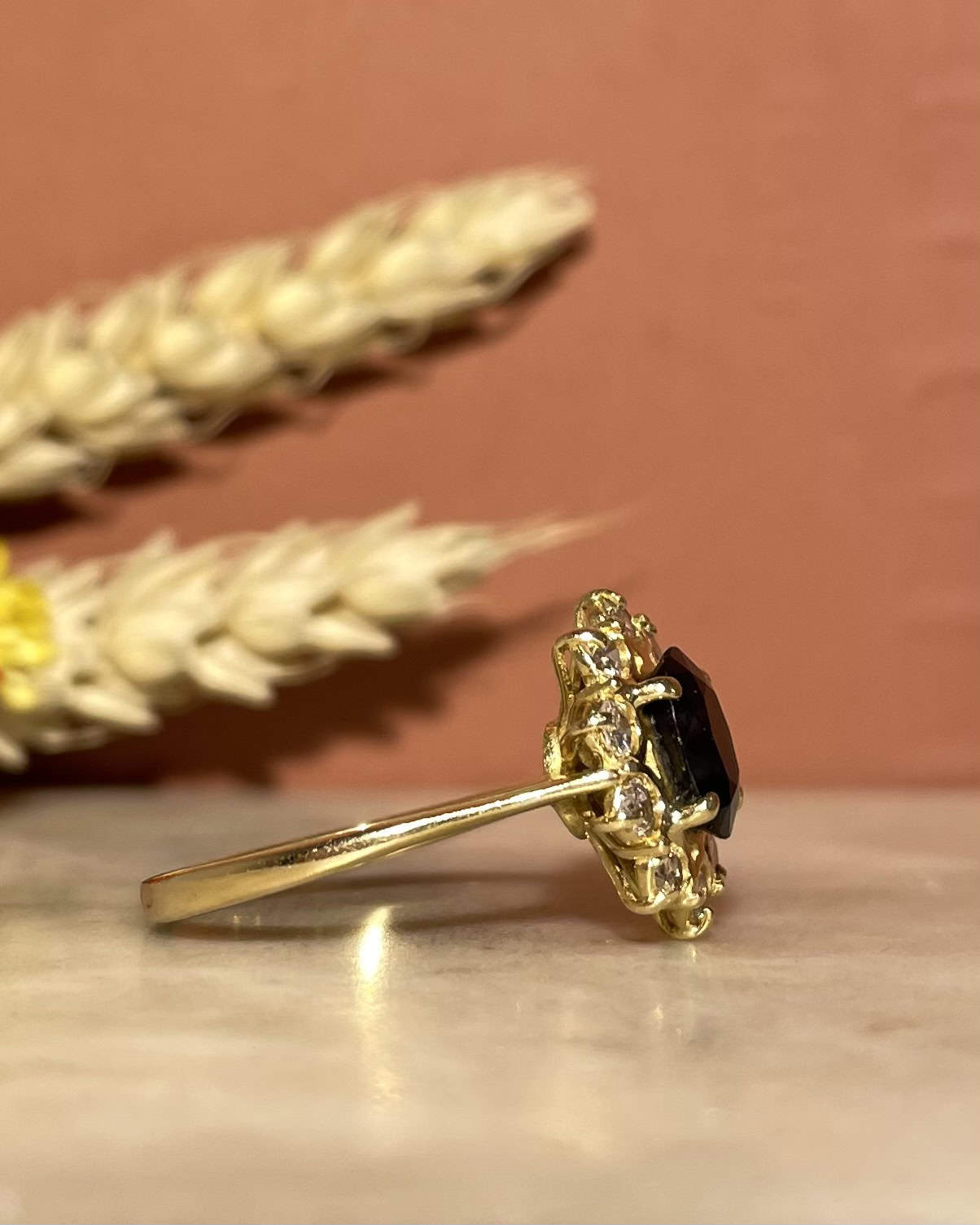 Bague Marguerite Saphir 1.40 carat &amp; Diamants "Dany" - Elliade Paris