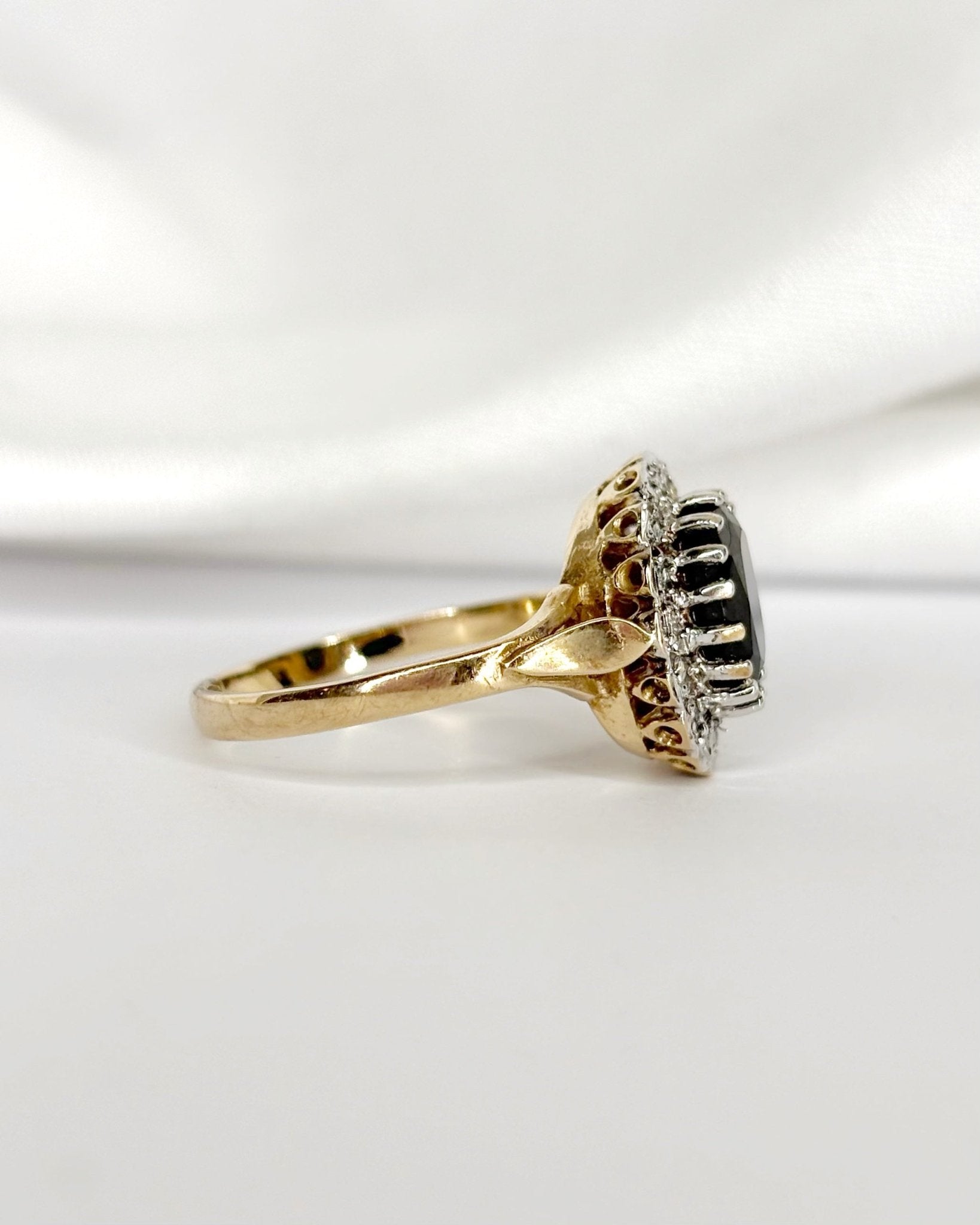 Bague Marguerite Saphir 1.40 carat &amp; Diamants "Mihaela" - Elliade Paris