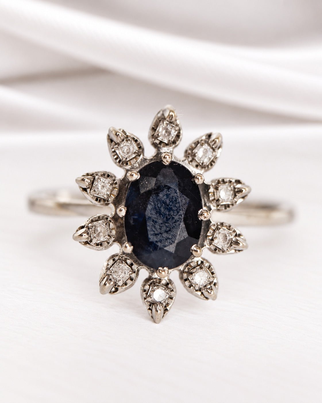 Bague Marguerite Saphir 1.40 carat &amp; Diamants "Suzana" - Elliade Paris