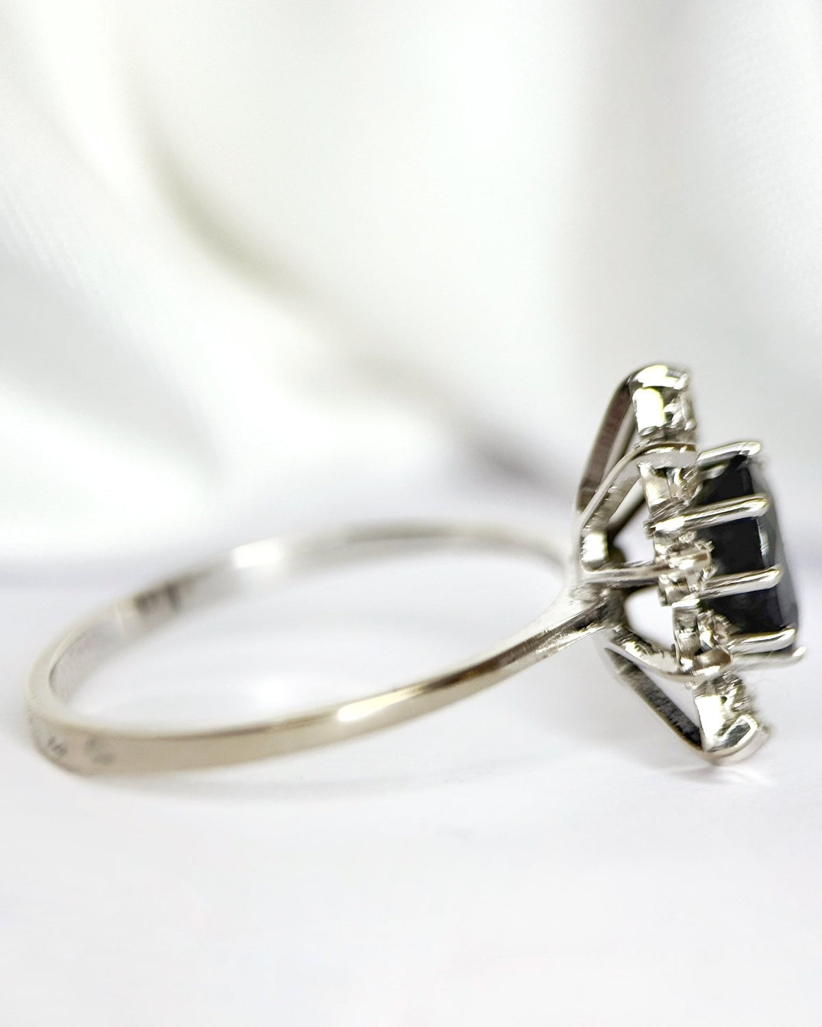 Bague Marguerite Saphir 1.40 carat &amp; Diamants "Suzana" - Elliade Paris