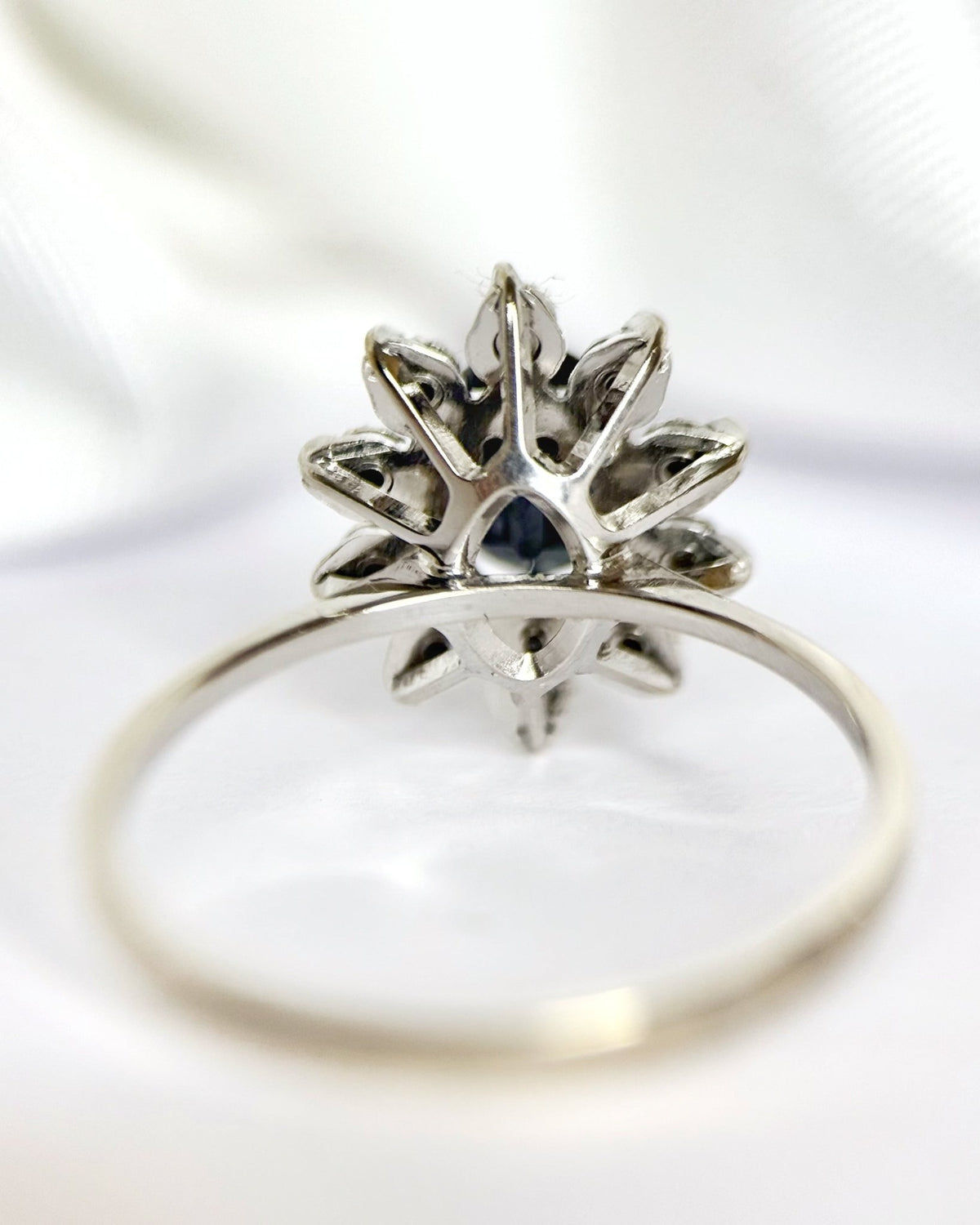 Bague Marguerite Saphir 1.40 carat &amp; Diamants "Suzana" - Elliade Paris