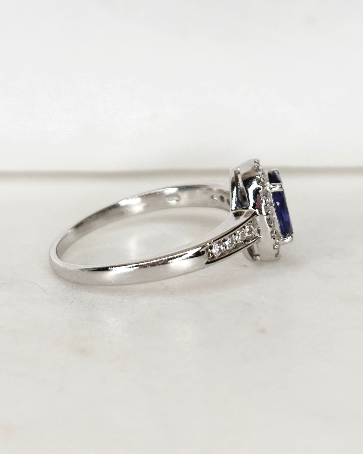 Bague Marguerite Saphir 1.41 carat &amp; 28 Diamants &quot;Amaya&quot; - Elliade Paris