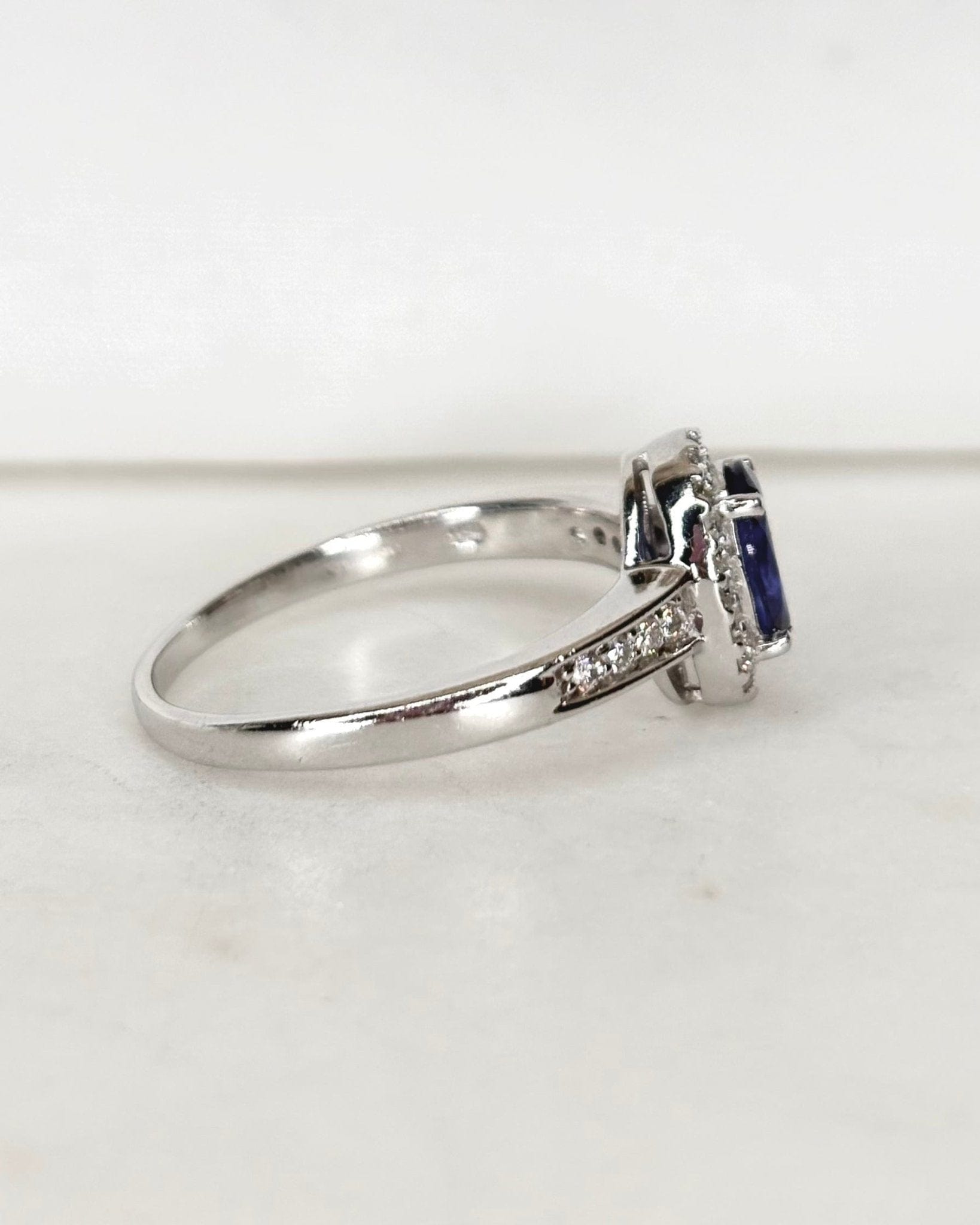 Bague Marguerite Saphir 1.41 carat &amp; 28 Diamants "Amaya" - Elliade Paris