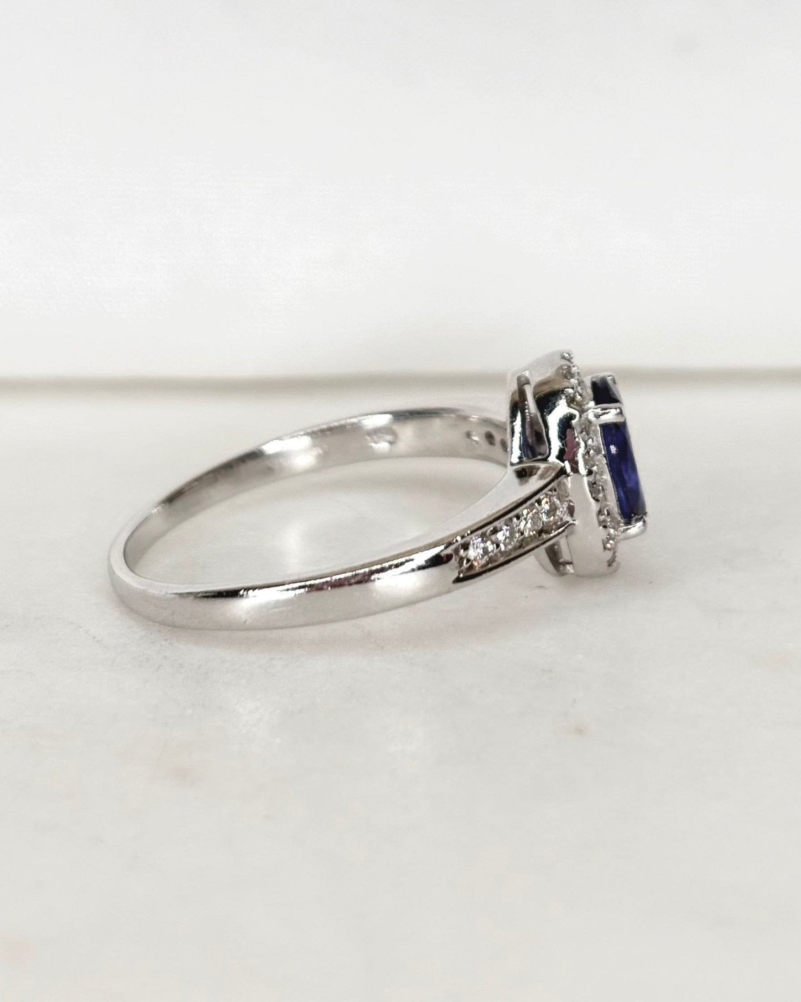 Bague Marguerite Saphir 1.41 carat &amp; 28 Diamants &quot;Amaya&quot; - Elliade Paris