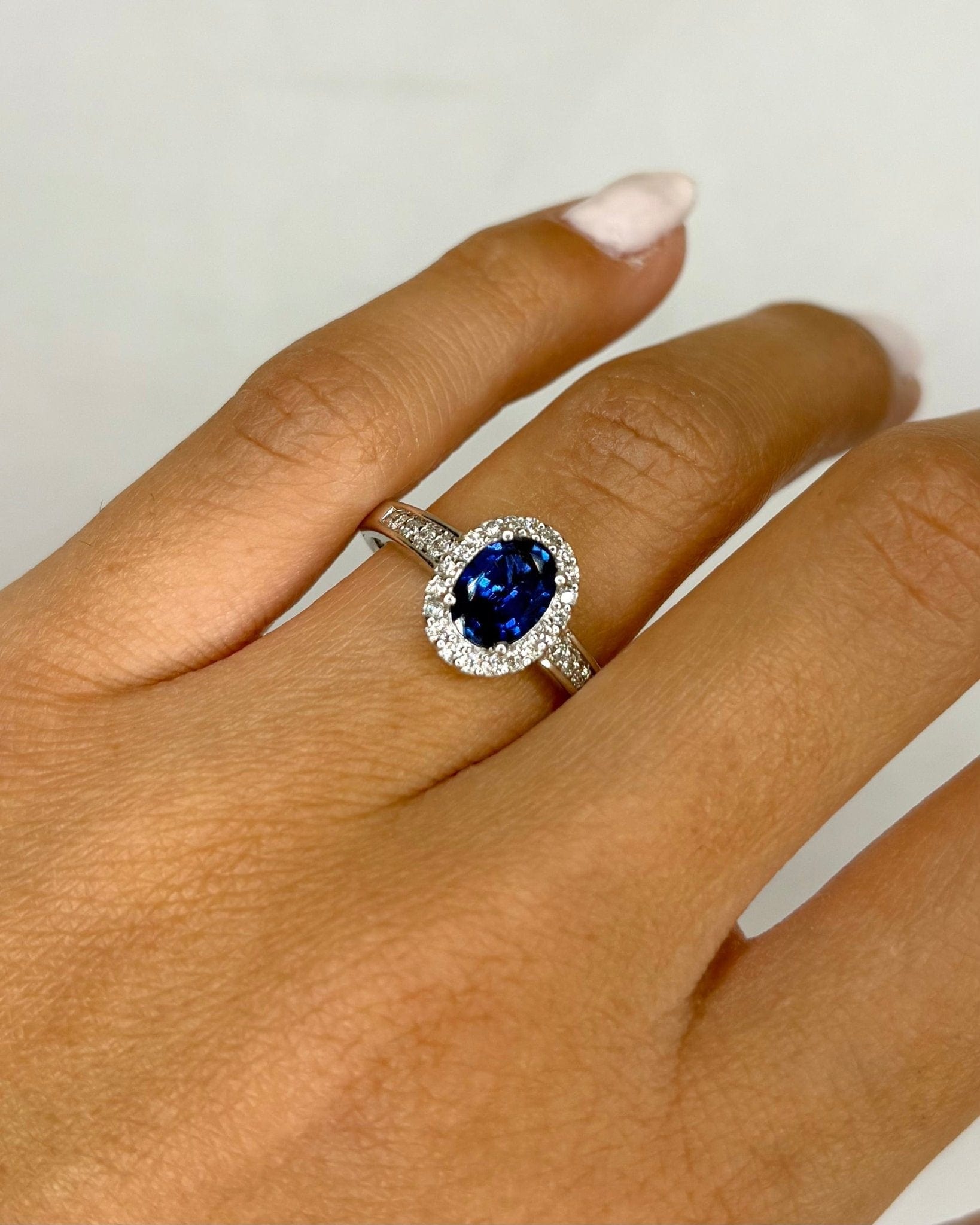 Bague Marguerite Saphir 1.41 carat &amp; 28 Diamants "Amaya" - Elliade Paris