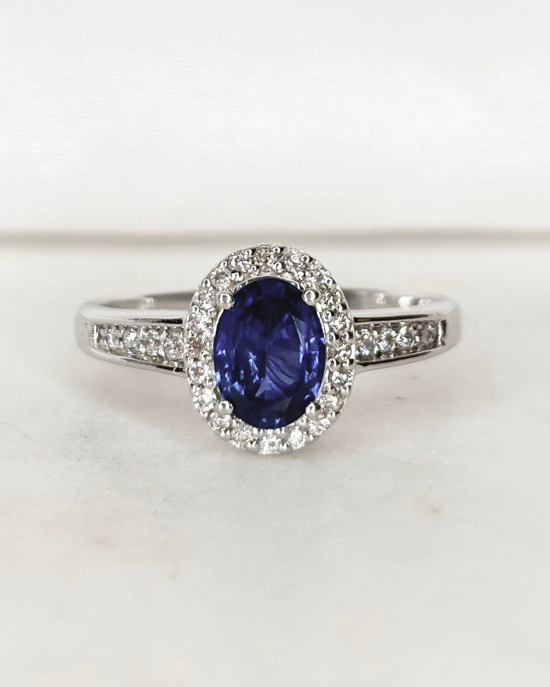 Bague Marguerite Saphir 1.41 carat &amp; 28 Diamants &quot;Amaya&quot; - Elliade Paris