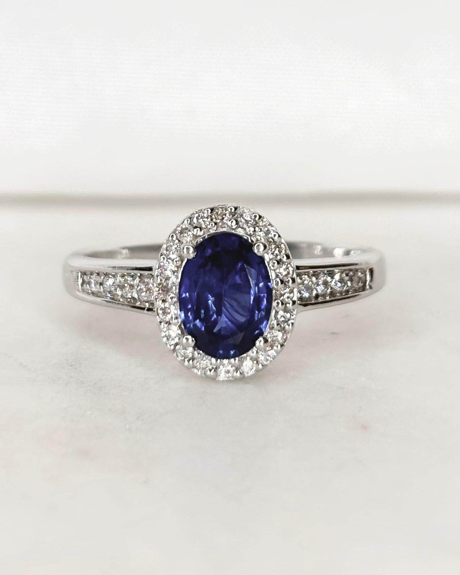 Bague Marguerite Saphir 1.41 carat &amp; 28 Diamants &quot;Amaya&quot; - Elliade Paris