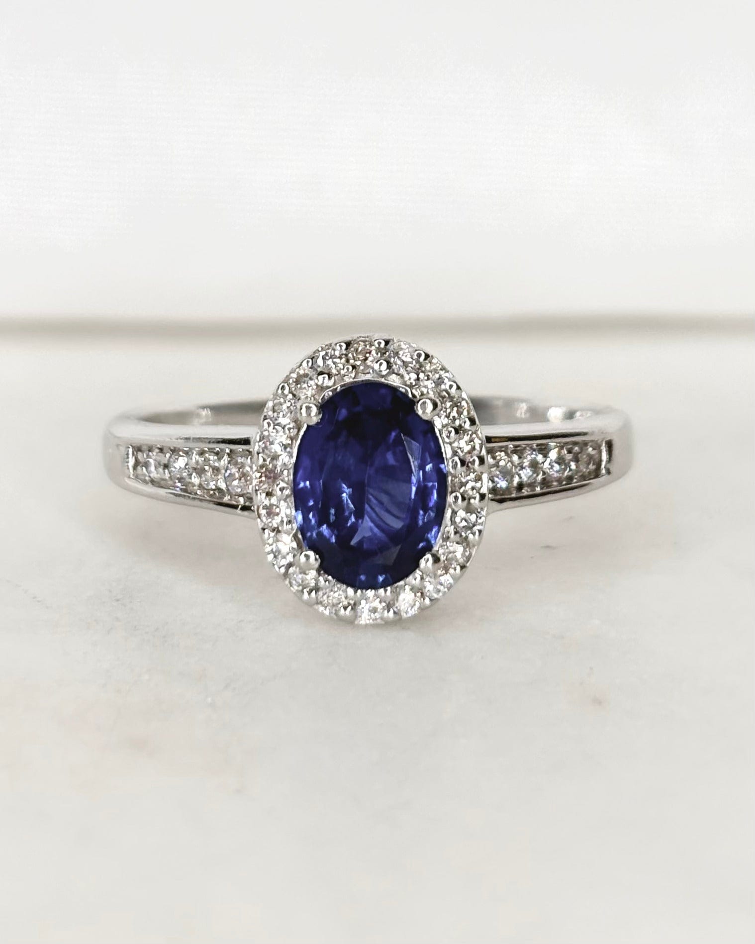 Bague Marguerite Saphir 1.41 carat &amp; 28 Diamants "Amaya" - Elliade Paris