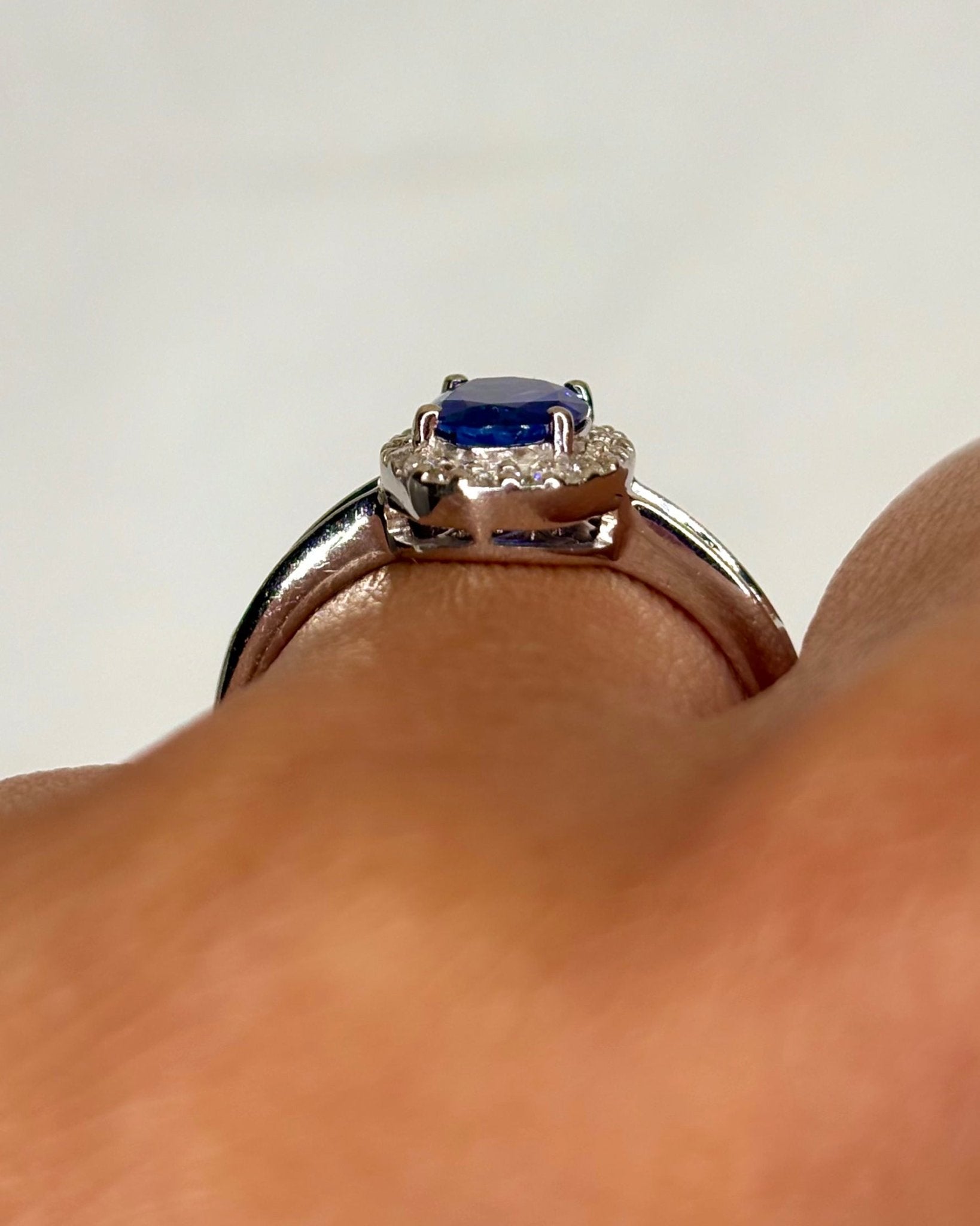 Bague Marguerite Saphir 1.41 carat &amp; 28 Diamants &quot;Amaya&quot; - Elliade Paris
