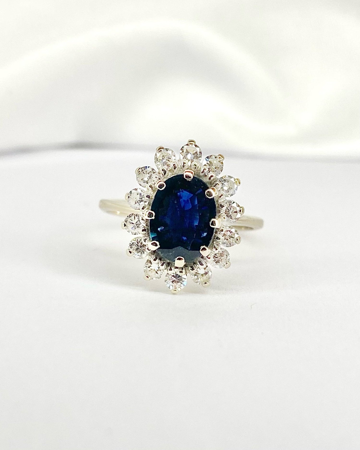 Bague Marguerite Saphir 1.45 carat &amp; Diamants 0.42 carat "Eden" - Elliade Paris