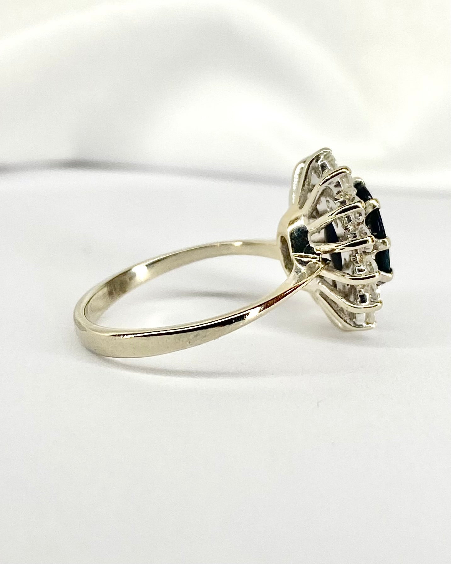 Bague Marguerite Saphir 1.45 carat &amp; Diamants 0.42 carat "Eden" - Elliade Paris