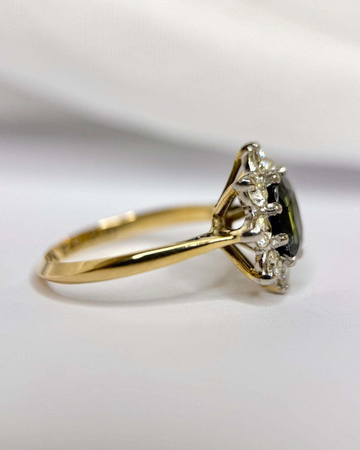 Bague Marguerite Saphir 1.45 carat &amp; Diamants 0.56 carat "Sidoine" - Elliade Paris
