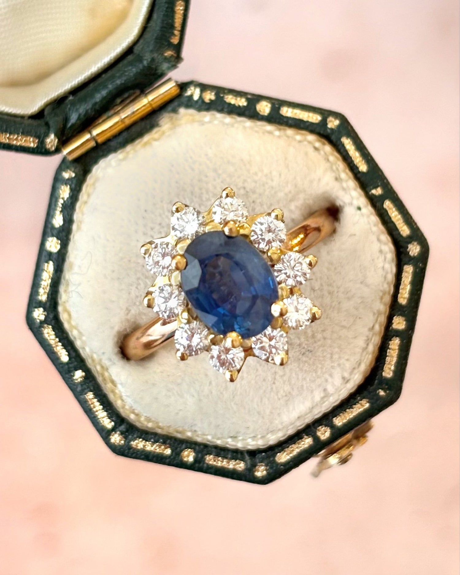 Bague Marguerite Saphir 1.45 carat &amp; Diamants 0.70 carat "Erine" - Elliade Paris