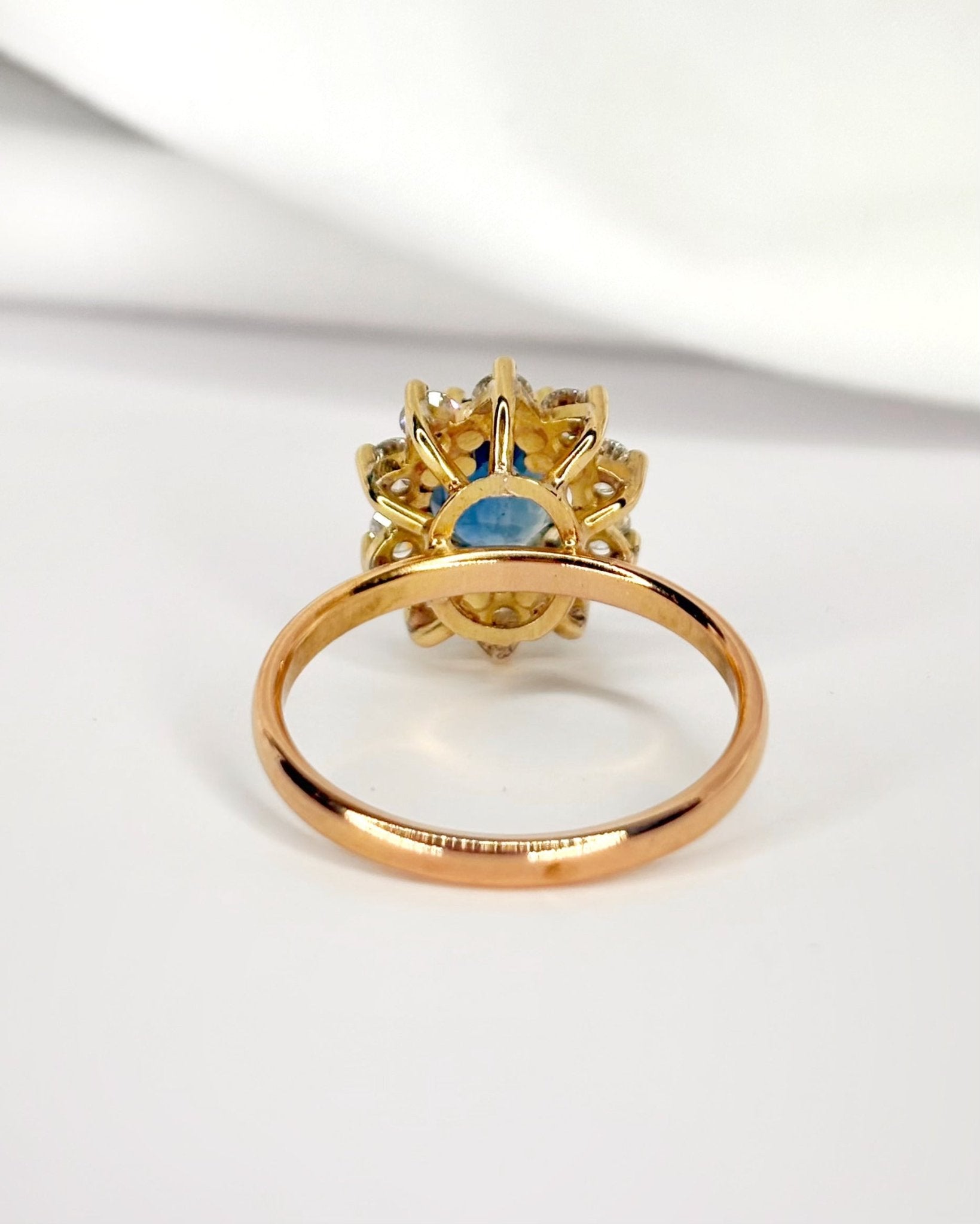 Bague Marguerite Saphir 1.45 carat &amp; Diamants 0.70 carat "Erine" - Elliade Paris