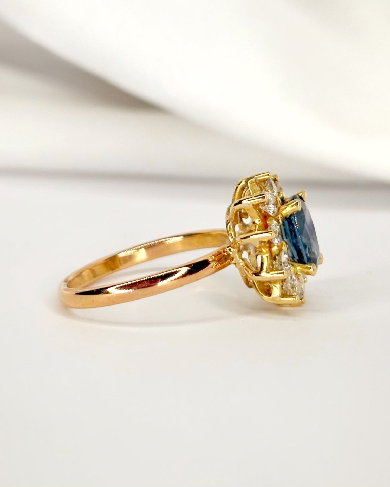 Bague Marguerite Saphir 1.45 carat &amp; Diamants 0.70 carat "Erine" - Elliade Paris