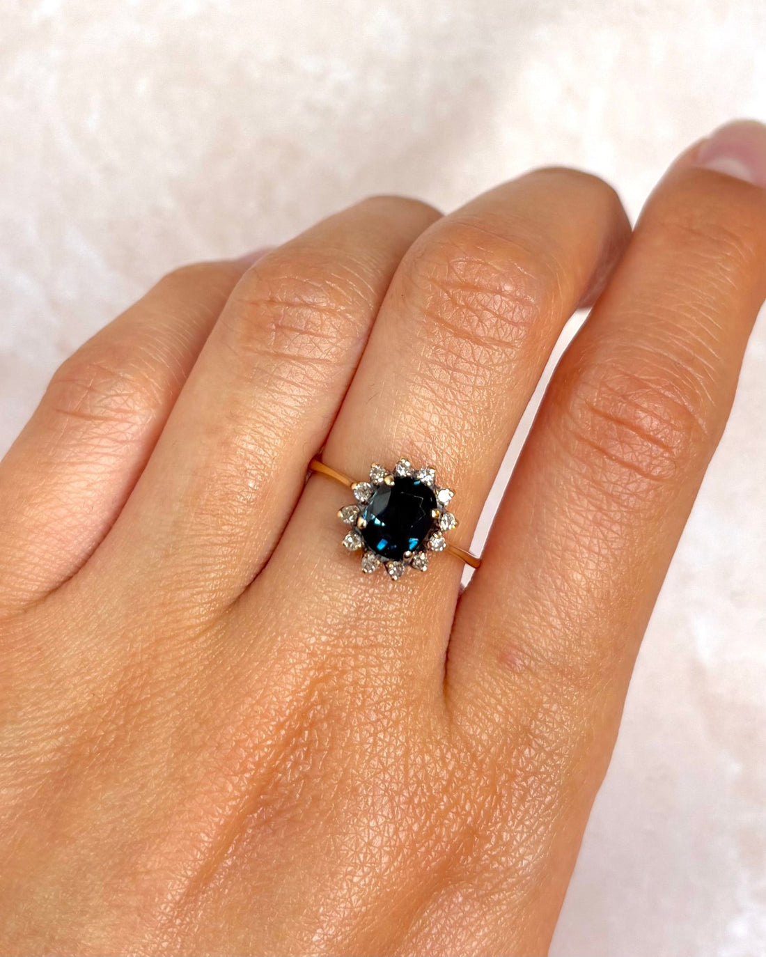 Bague Marguerite Saphir 1.50 carat &amp; Diamants "Jeanne" - Elliade Paris