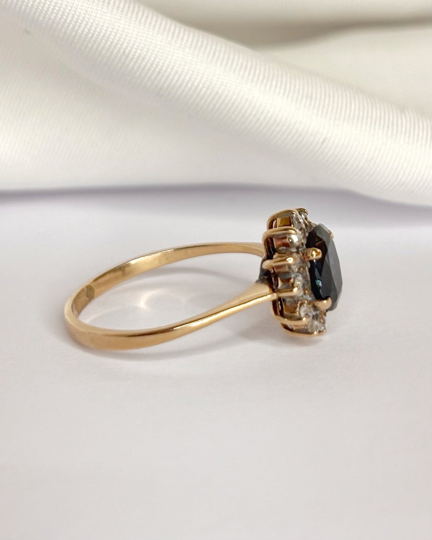 Bague Marguerite Saphir 1.50 carat &amp; Diamants "Jeanne" - Elliade Paris