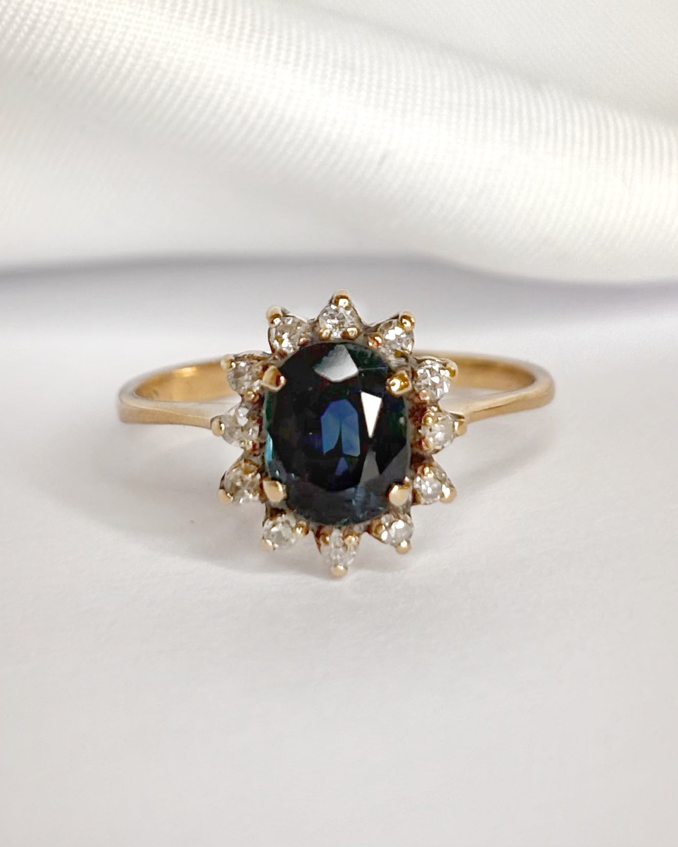Bague Marguerite Saphir 1.50 carat &amp; Diamants "Jeanne" - Elliade Paris