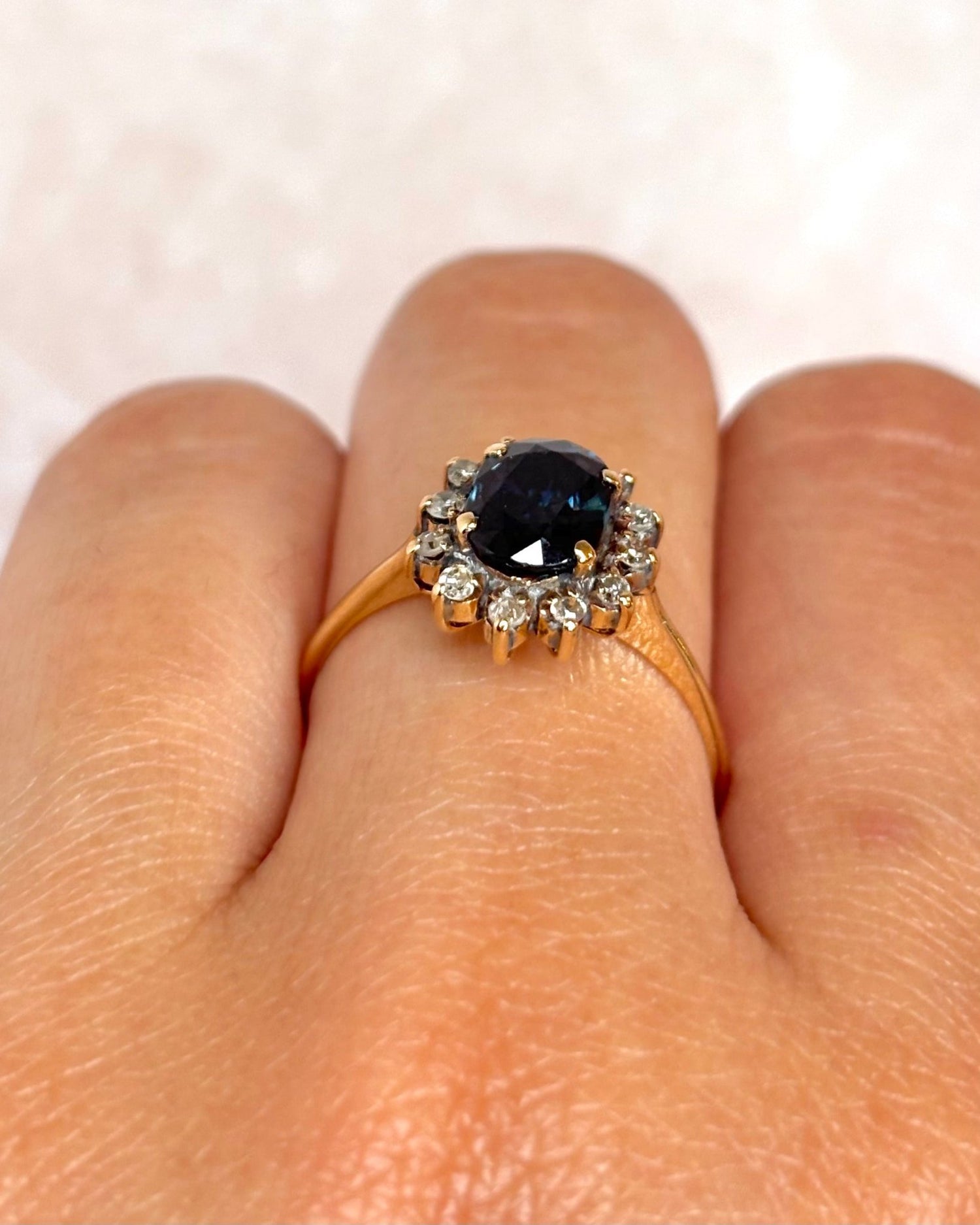 Bague Marguerite Saphir 1.50 carat &amp; Diamants "Jeanne" - Elliade Paris