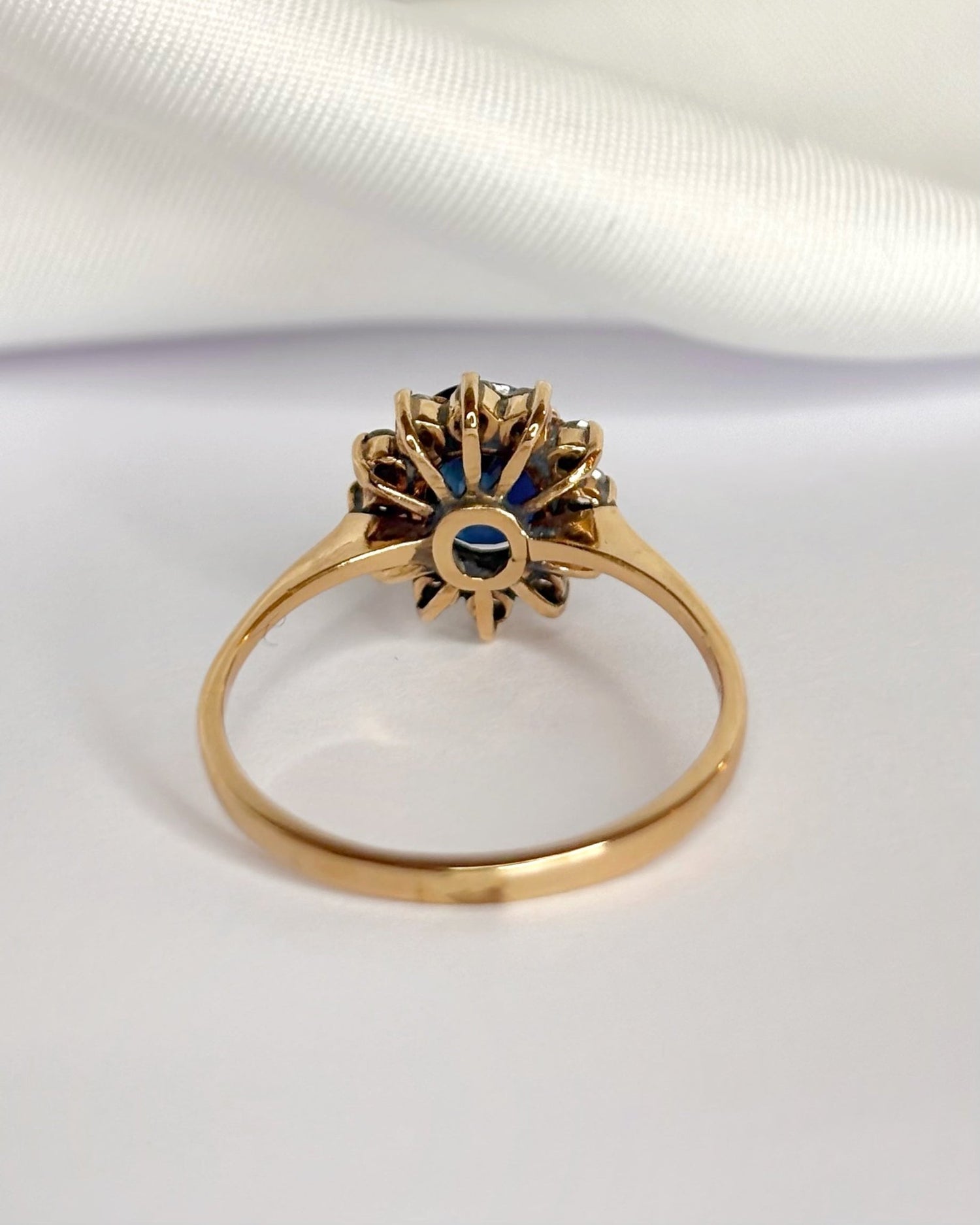 Bague Marguerite Saphir 1.50 carat &amp; Diamants "Jeanne" - Elliade Paris