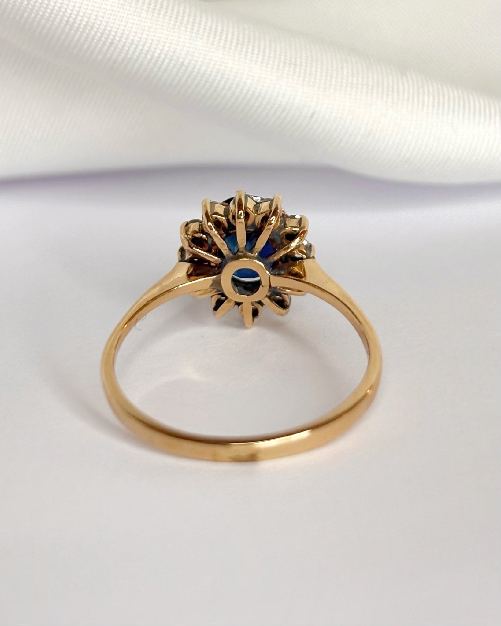 Bague Marguerite Saphir 1.50 carat &amp; Diamants "Jeanne" - Elliade Paris