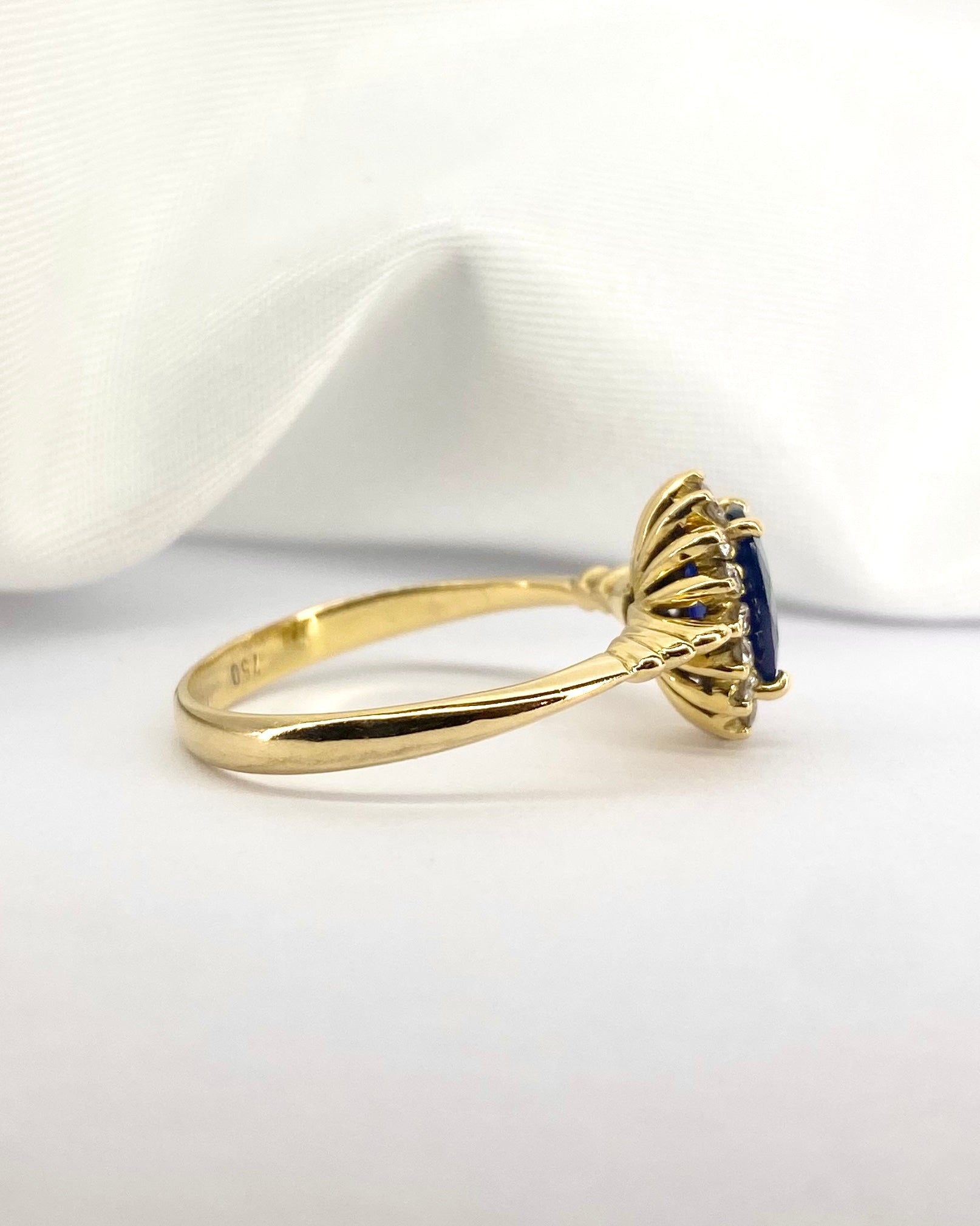 Bague Marguerite Saphir 1.50 carat &amp; Diamants "Luisa" - Elliade Paris