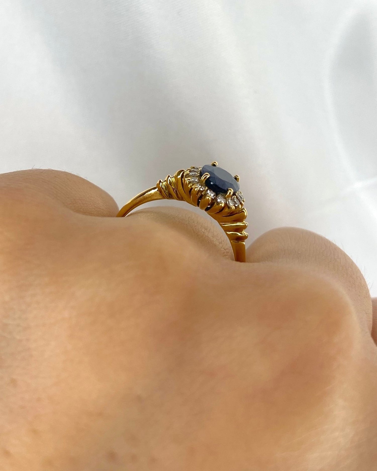 Bague Marguerite Saphir 1.50 carat &amp; Diamants "Luisa" - Elliade Paris