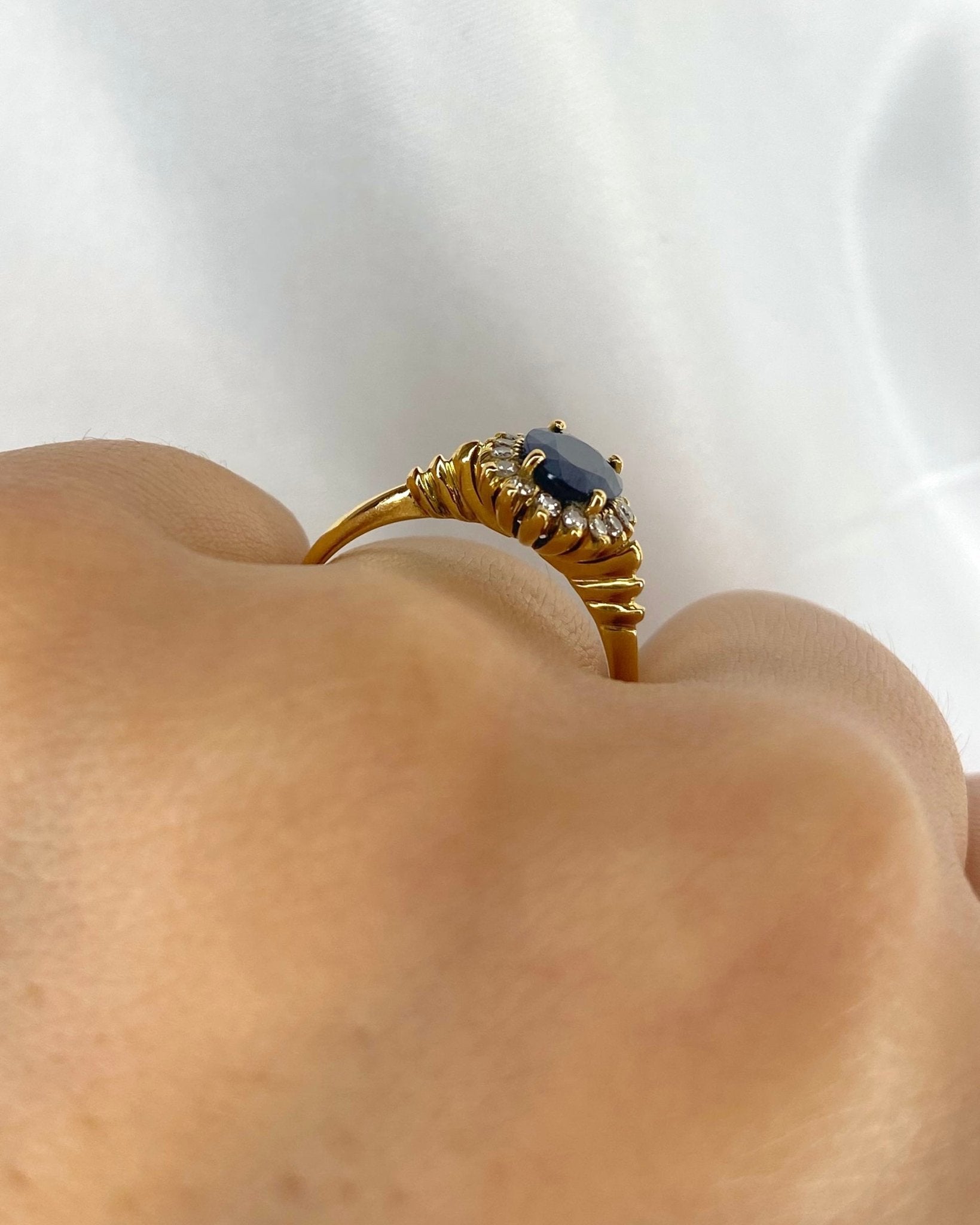 Bague Marguerite Saphir 1.50 carat &amp; Diamants "Luisa" - Elliade Paris