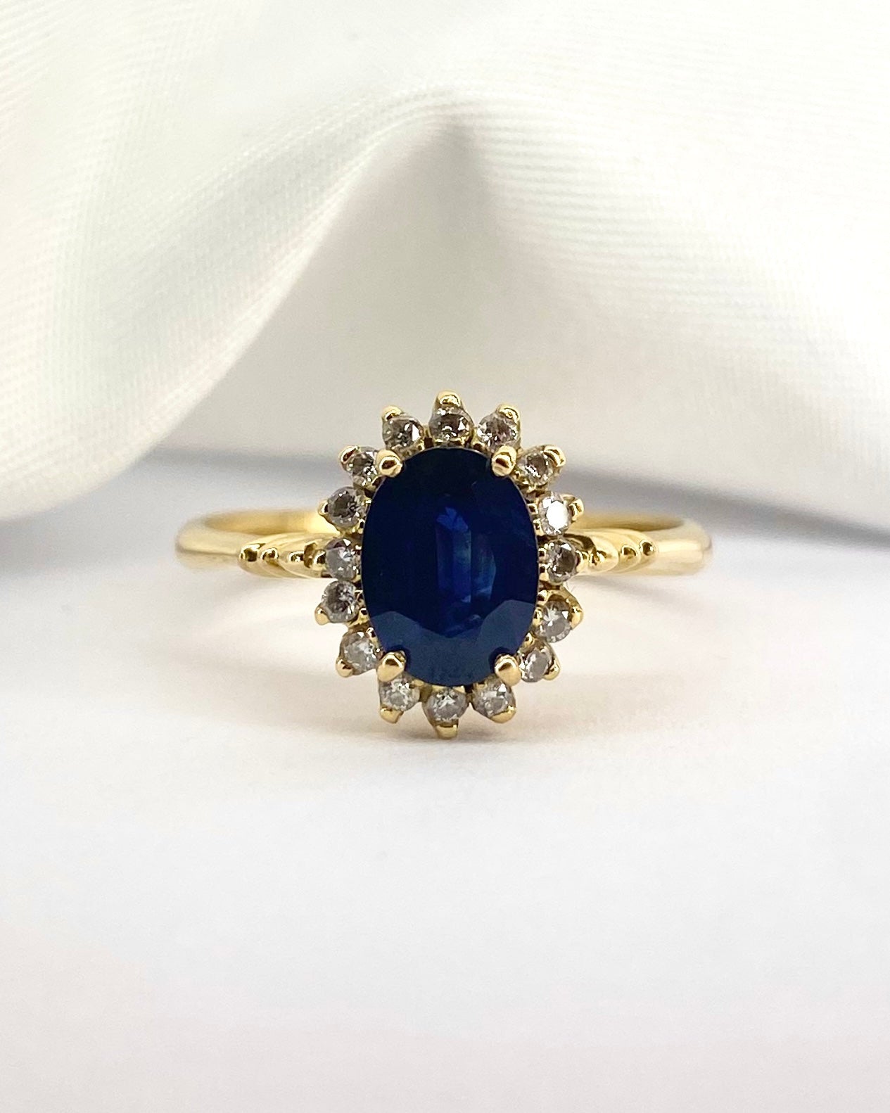 Bague Marguerite Saphir 1.50 carat &amp; Diamants "Luisa" - Elliade Paris