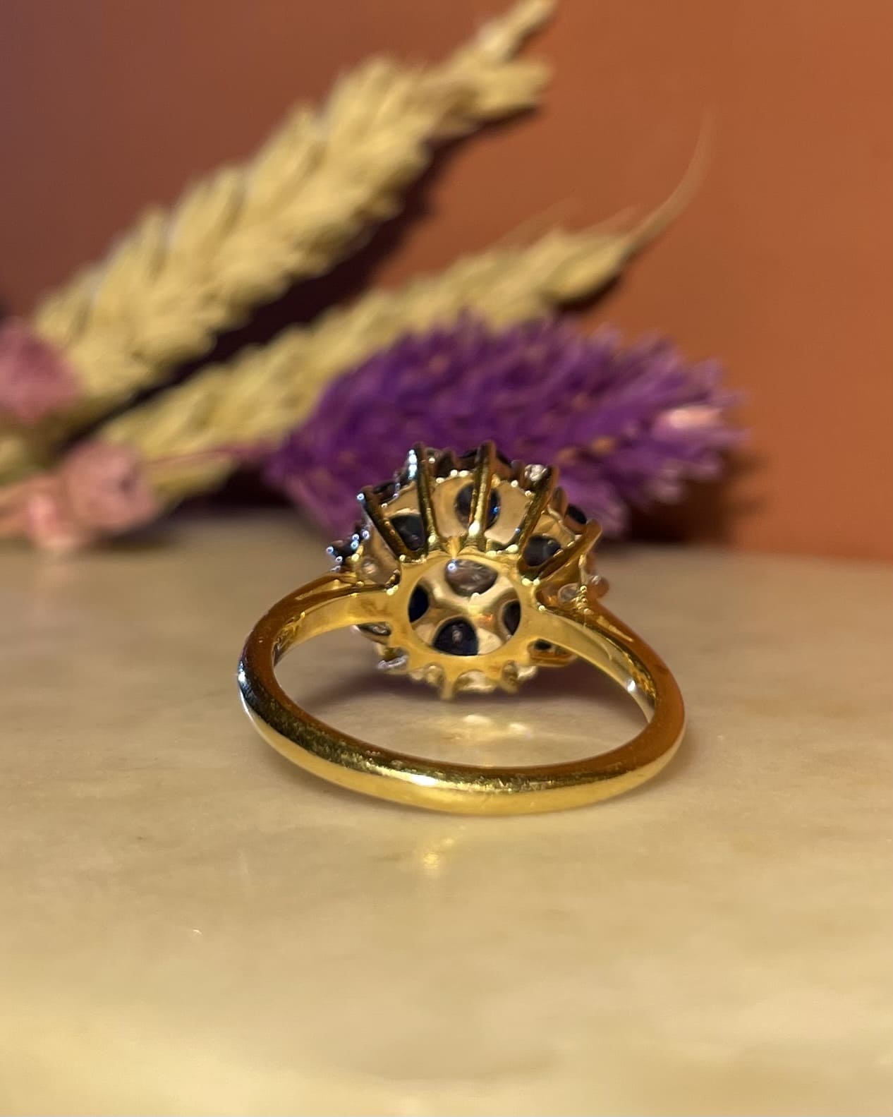 Bague Marguerite Saphir 1.50 carat &amp; Diamants "Zohé" - Elliade Paris