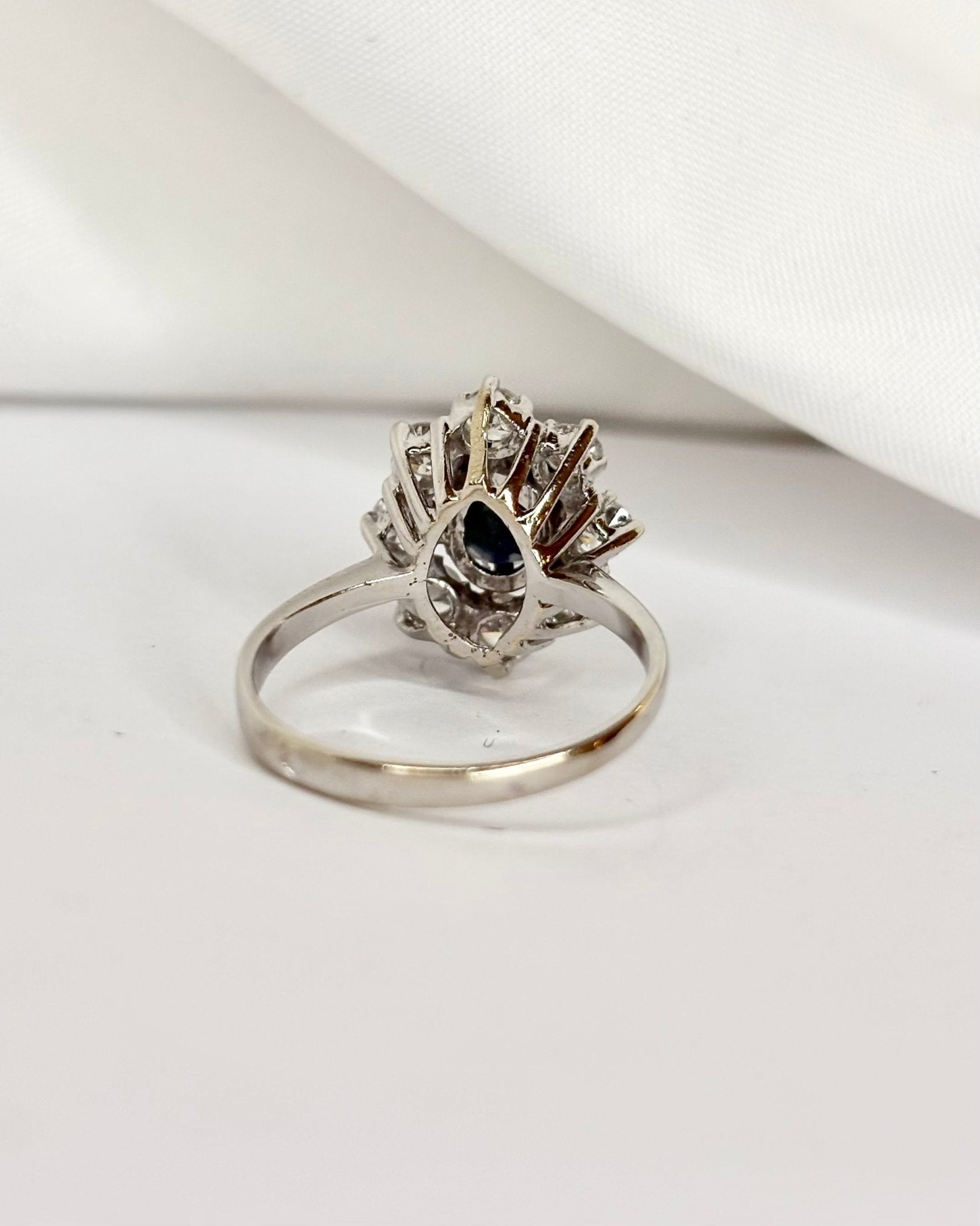 Bague Marguerite Saphir 1.51 carat &amp; Diamants 0.64 carat "Isia" - Elliade Paris