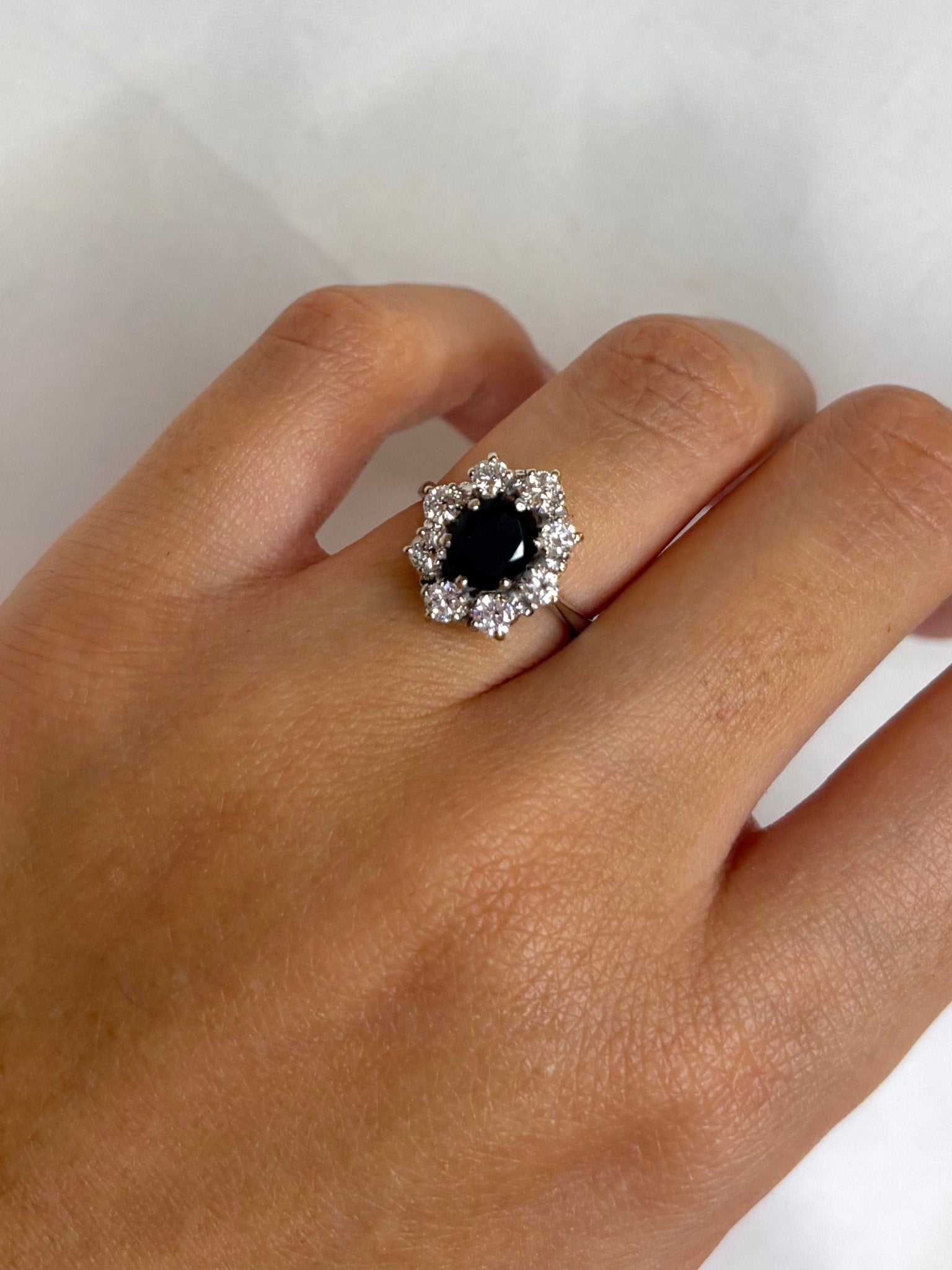 Bague Marguerite Saphir 1.51 carat &amp; Diamants 0.64 carat &quot;Isia&quot; - Elliade Paris