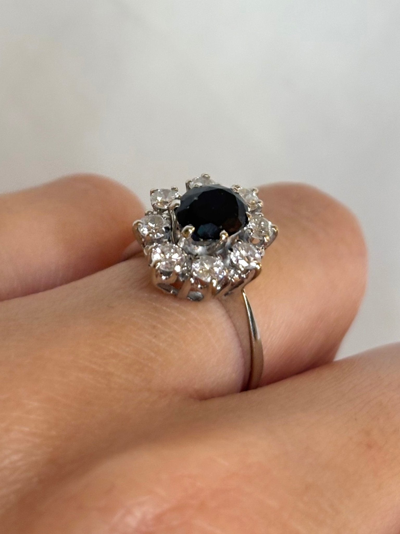 Bague Marguerite Saphir 1.51 carat &amp; Diamants 0.64 carat "Isia" - Elliade Paris