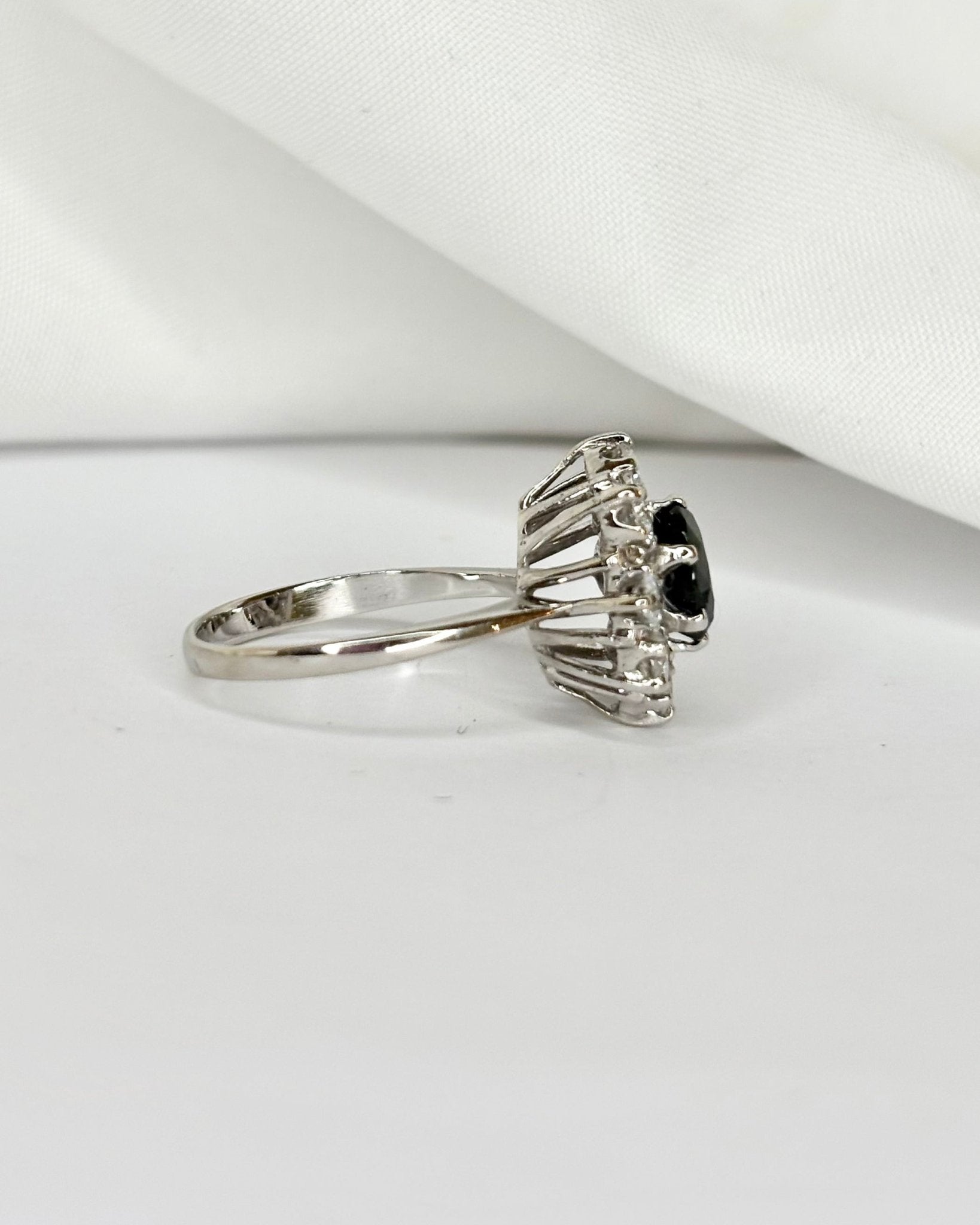 Bague Marguerite Saphir 1.51 carat &amp; Diamants 0.64 carat &quot;Isia&quot; - Elliade Paris