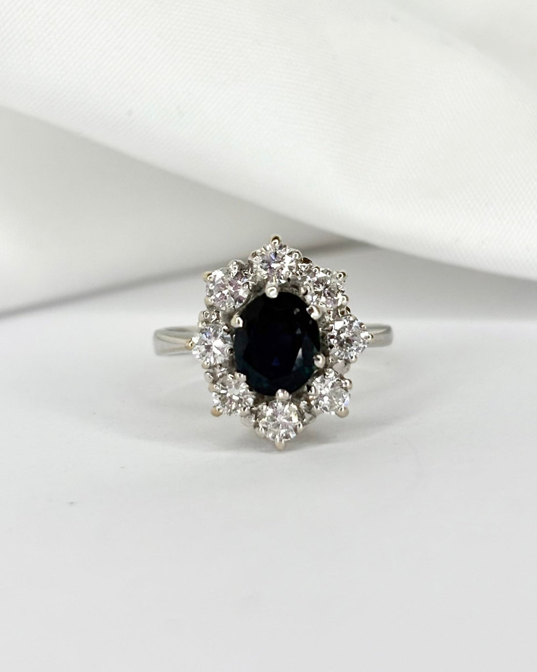 Bague Marguerite Saphir 1.51 carat &amp; Diamants 0.64 carat &quot;Isia&quot; - Elliade Paris