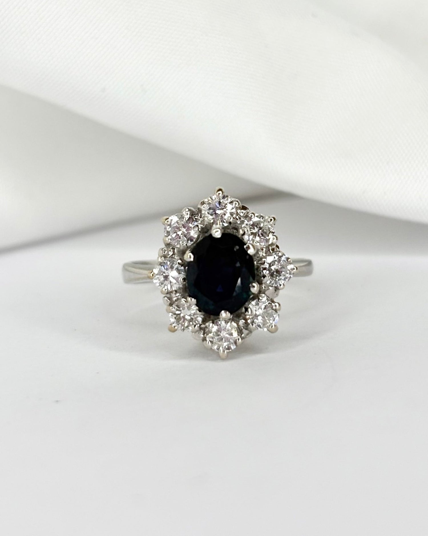 Bague Marguerite Saphir 1.51 carat &amp; Diamants 0.64 carat &quot;Isia&quot; - Elliade Paris