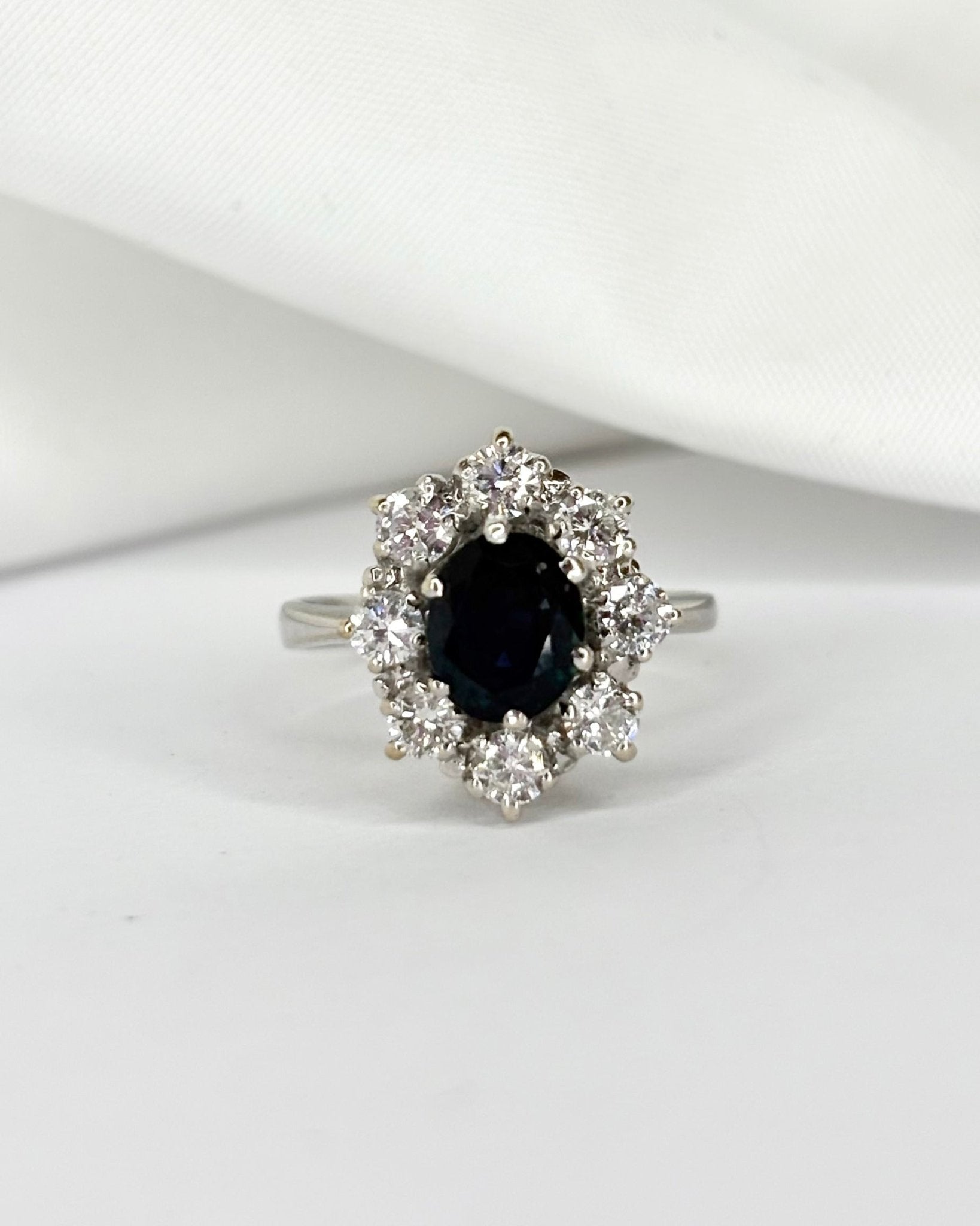 Bague Marguerite Saphir 1.51 carat &amp; Diamants 0.64 carat &quot;Isia&quot; - Elliade Paris