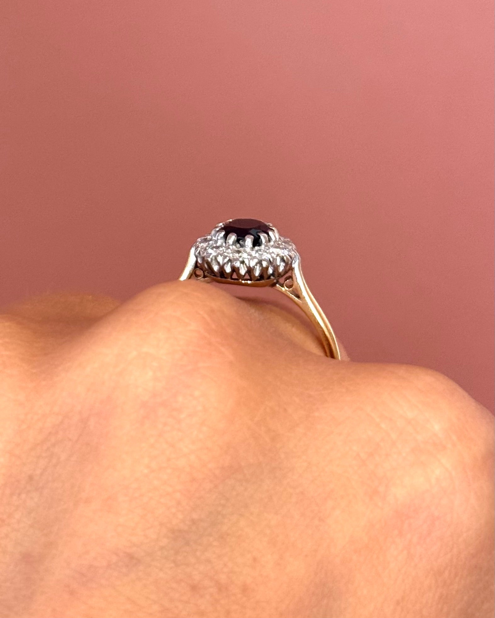 Bague Marguerite Saphir 1.52 carat, Diamants &amp; Or 4.22g "Vivienne" - Elliade Paris