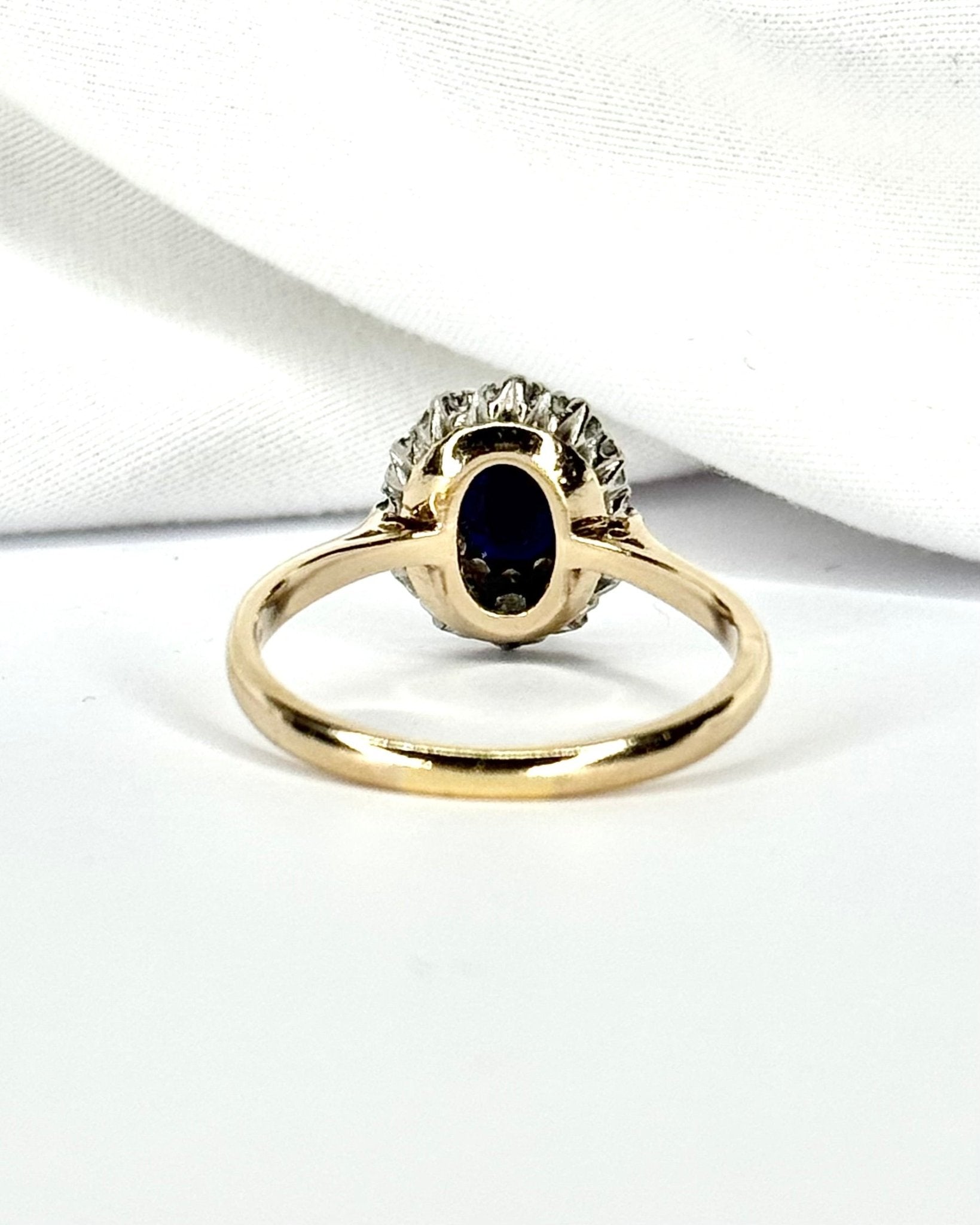 Bague Marguerite Saphir 1.52 carat, Diamants &amp; Or 4.22g "Vivienne" - Elliade Paris