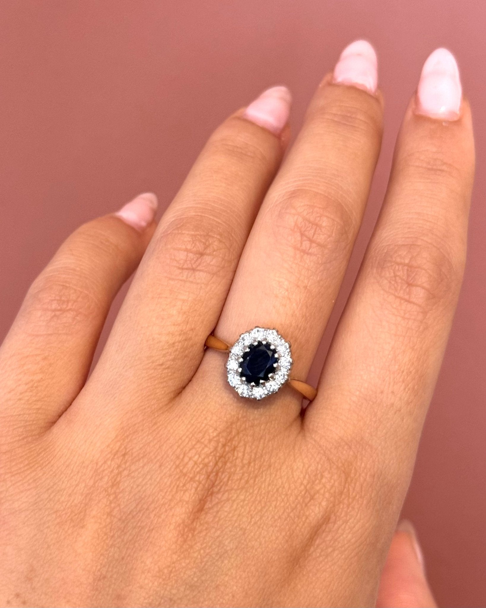 Bague Marguerite Saphir 1.52 carat, Diamants &amp; Or 4.22g "Vivienne" - Elliade Paris