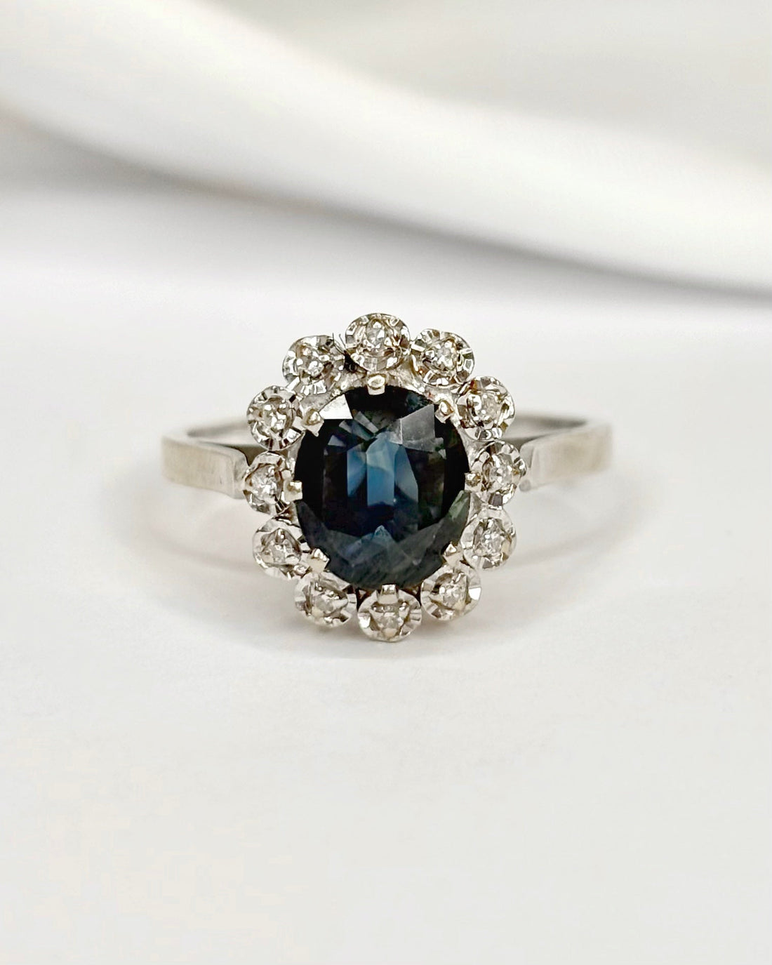 Bague Marguerite Saphir 1.55 carat &amp; Diamants "Cléa" - Elliade Paris