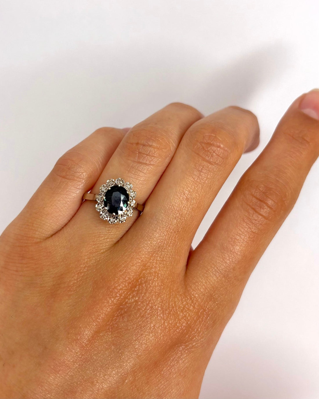 Bague Marguerite Saphir 1.55 carat &amp; Diamants "Cléa" - Elliade Paris
