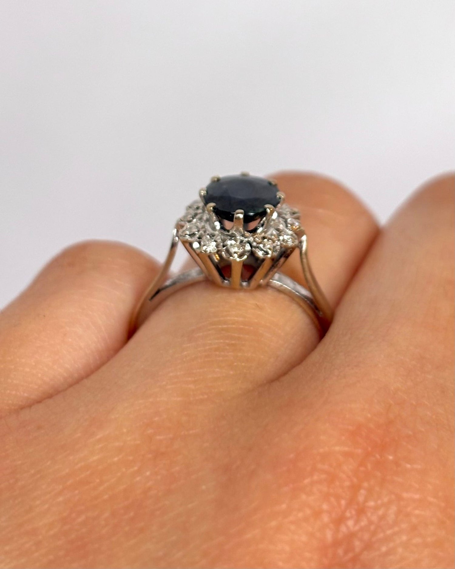 Bague Marguerite Saphir 1.55 carat &amp; Diamants "Cléa" - Elliade Paris