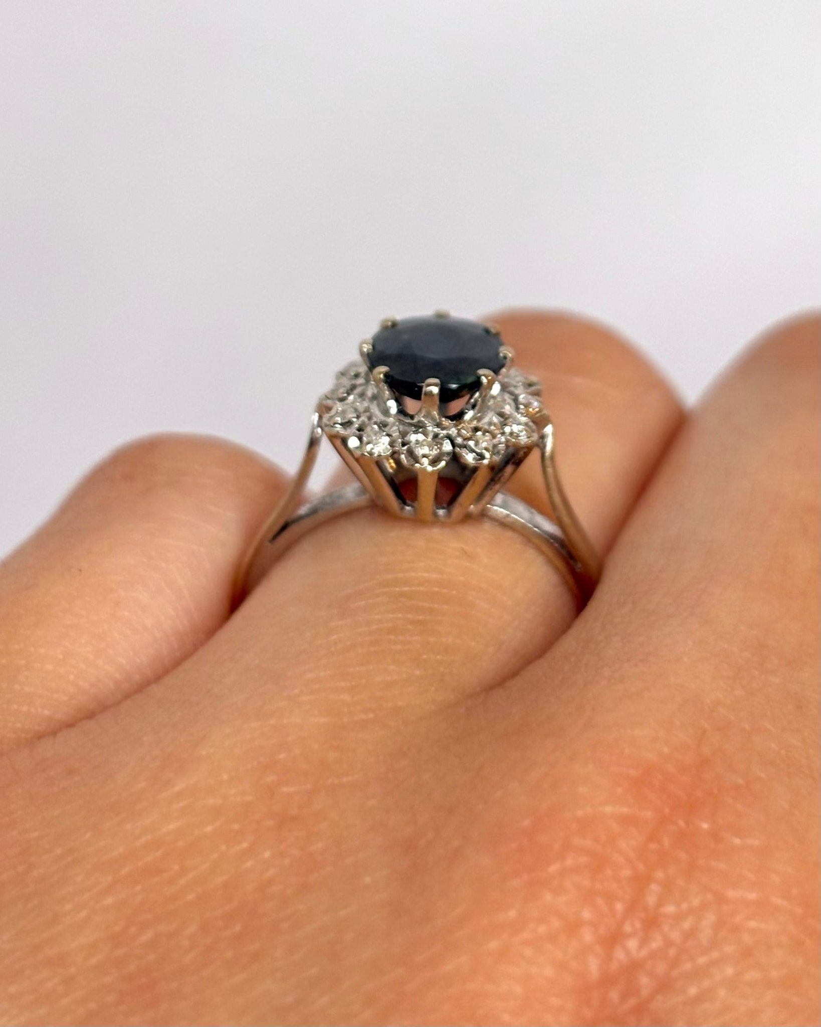 Bague Marguerite Saphir 1.55 carat &amp; Diamants "Cléa" - Elliade Paris