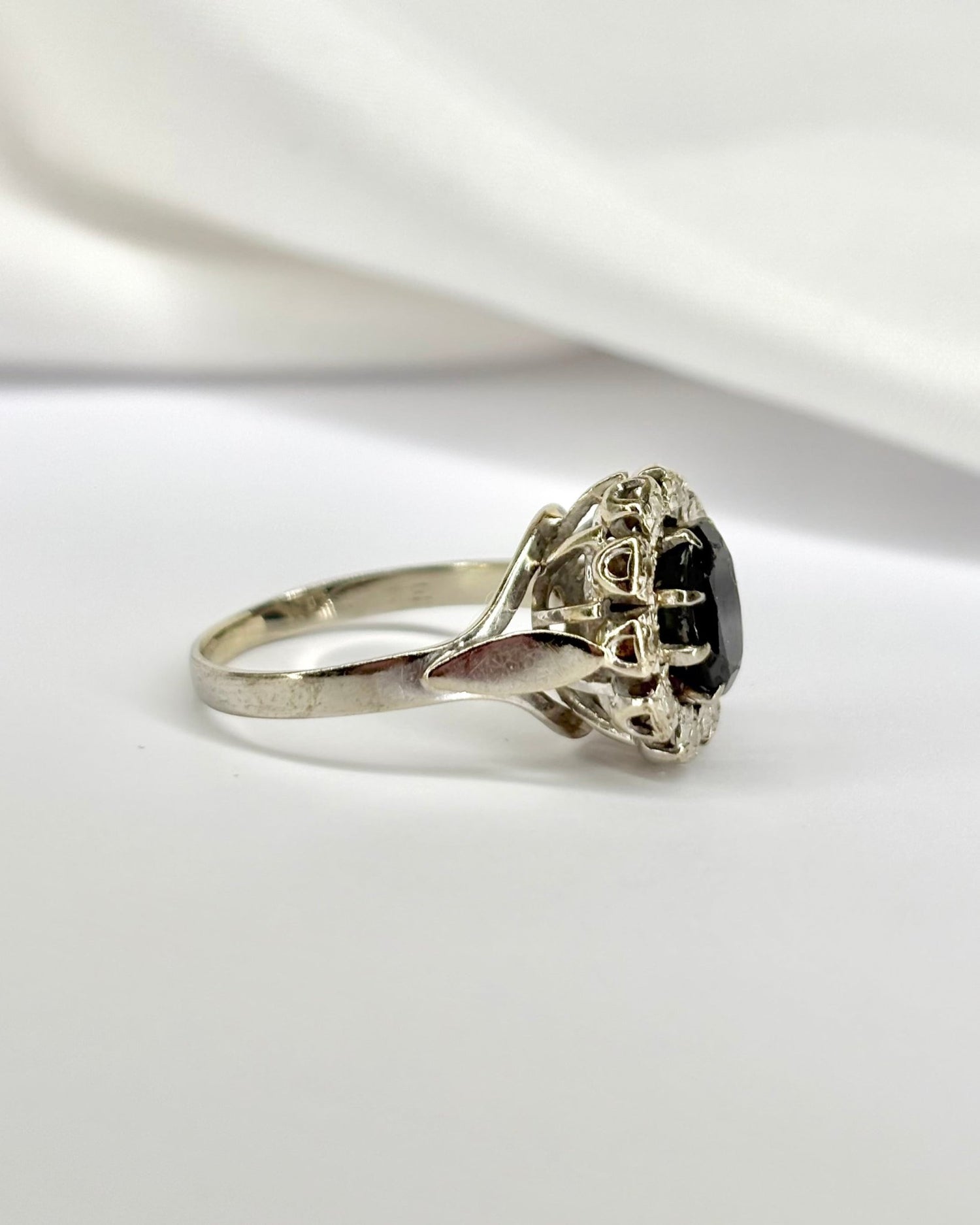 Bague Marguerite Saphir 1.55 carat &amp; Diamants &quot;Isabelle&quot; - Elliade Paris