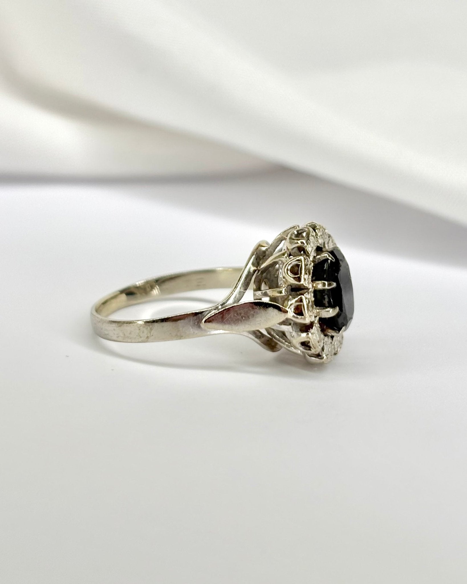 Bague Marguerite Saphir 1.55 carat &amp; Diamants "Isabelle" - Elliade Paris